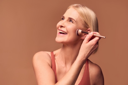 Common mistakes that damage your jewellery and how to prevent them Applying cosmetics without removing them