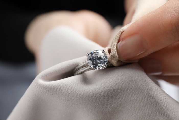 How to clean a diamond ring Method for cleaning a diamond ring