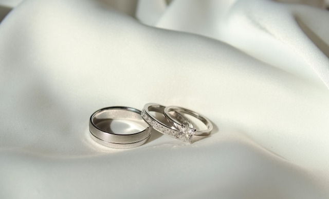 How to choose the perfect wedding ring? Personalised diamond wedding band with discreet engraving and refined finish, designed as a meaningful jewel to accompany daily life