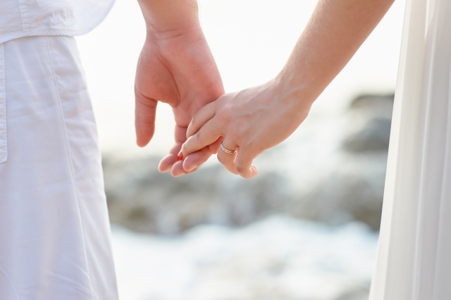 How to choose the perfect wedding ring? Luxury wedding bands in yellow gold, white gold and rose gold, showing how the choice of metal defines the character of a wedding ring