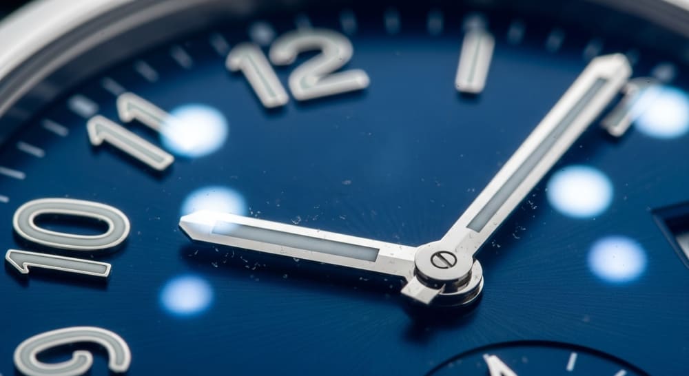 COSC certification in watchmaking Ultra-detailed macro shot of the watch face, glass reflections, studio backlighting. Craftsmanship, the appeal of a premium product. Macro lens, ultra-close-up